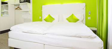 Budget double room with queen bed
