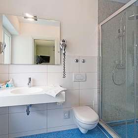 Deluxe double room bathroom
