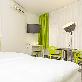 Deluxe room with king-size bed